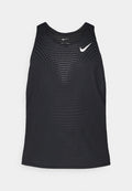 Schwarzes sportliches Tanktop mit perforierter Textur und rundem Ausschnitt. Mit einem weißen Nike-Logo auf der Brust.