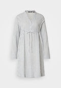 Gestreiftes Leinenkleid in Blau und Weiß, mit langen Ärmeln, einem geknöpften Kragen und einer gebundenen Taille für eine taillierte Silhouette.