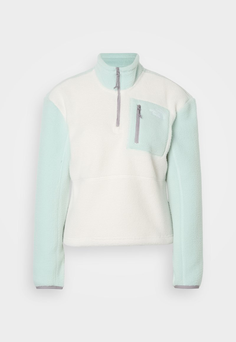 Fleecepullover mit weißem Körper, hellblauen Ärmeln, halbem Reißverschluss vorne und einer mit Reißverschluss verschließbaren Brusttasche auf der linken Seite.
