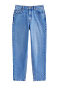 Helle blaue Jeans aus Denim mit geradem Bein, ausgestattet mit fünf Taschen, einem Knopfverschluss und subtilen Ausbleichungen auf der Stoffoberfläche.