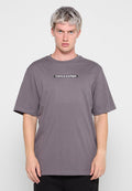 Graues, übergroßes T-Shirt aus Baumwolle, mit kurzen Ärmeln und einem dezenten "DAILY PAPER"-Logo in der Mitte. Glatte Textur, lässiges Design.