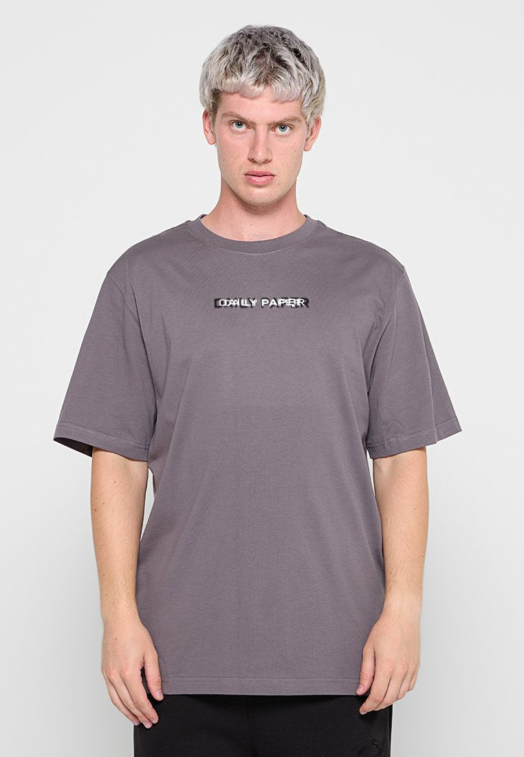 Graues, übergroßes T-Shirt aus Baumwolle, mit kurzen Ärmeln und einem dezenten "DAILY PAPER"-Logo in der Mitte. Glatte Textur, lässiges Design.