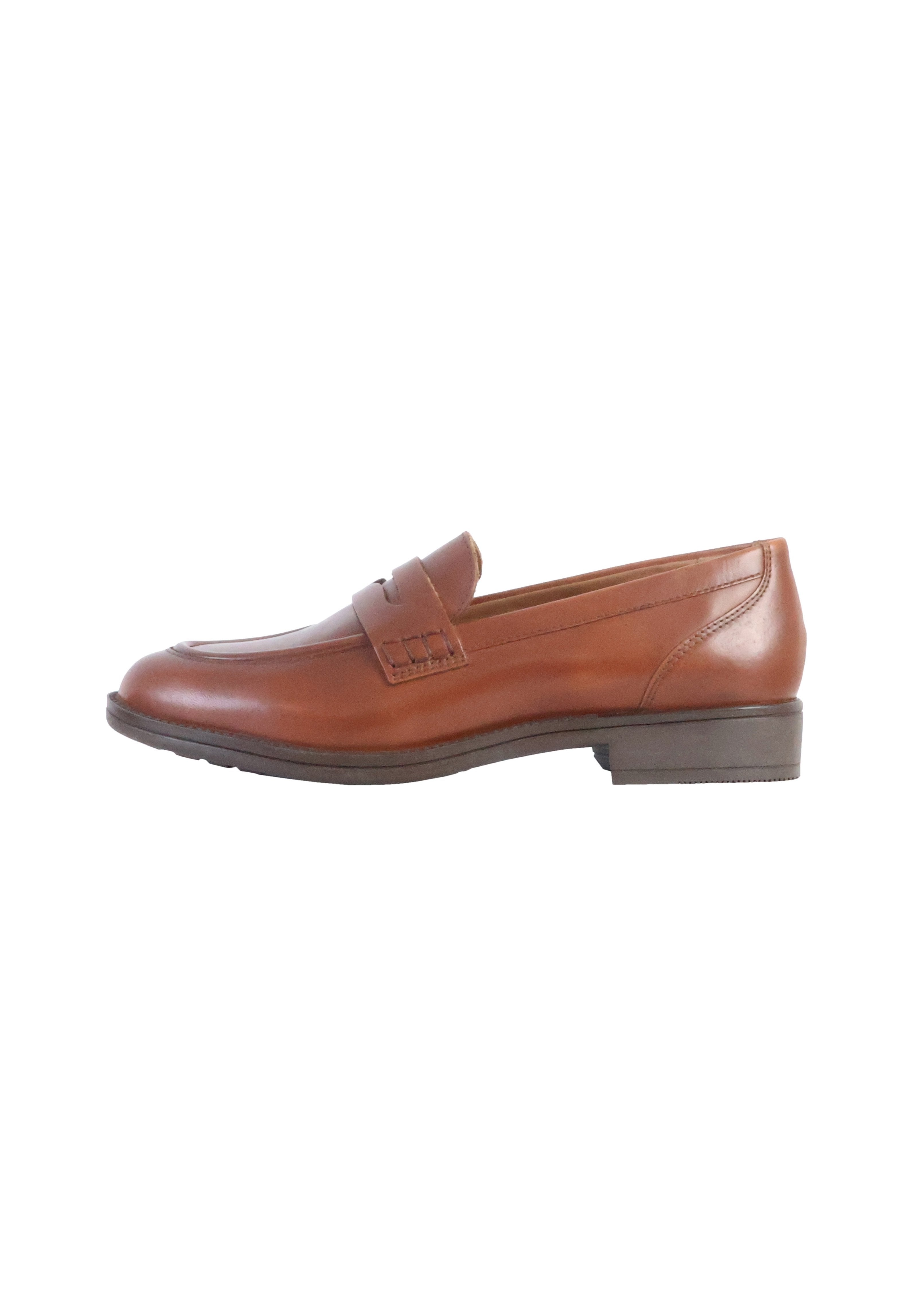 Braune Lederloafer mit glatter Oberfläche, ausgestattet mit einem gesteppten Design und einem niedrigen, rechteckigen Absatz. Klassische Form, die sich für formelle Anlässe eignet.