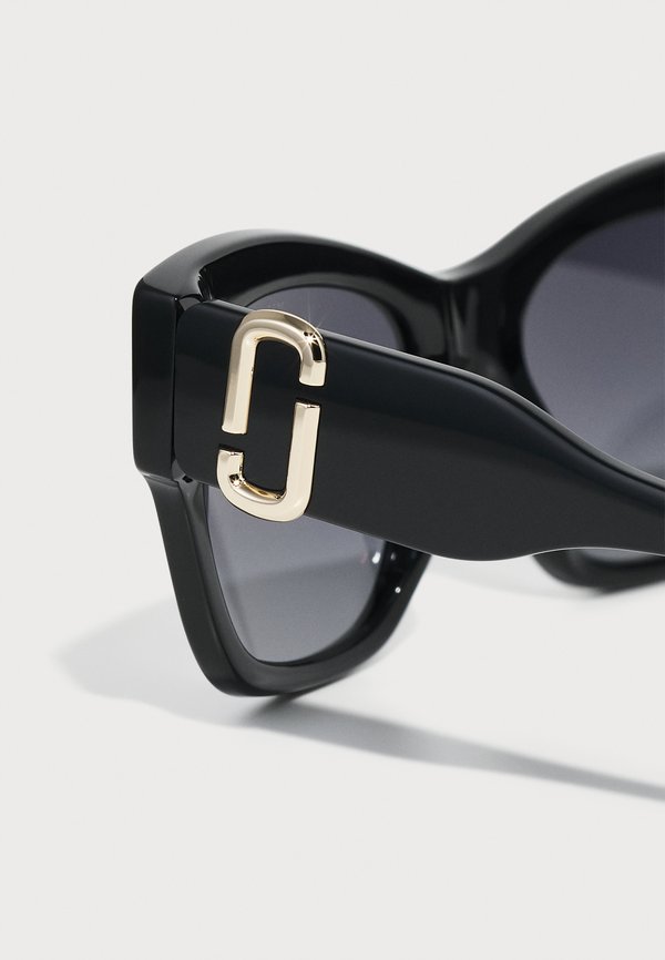 MARC JACOBS MARC