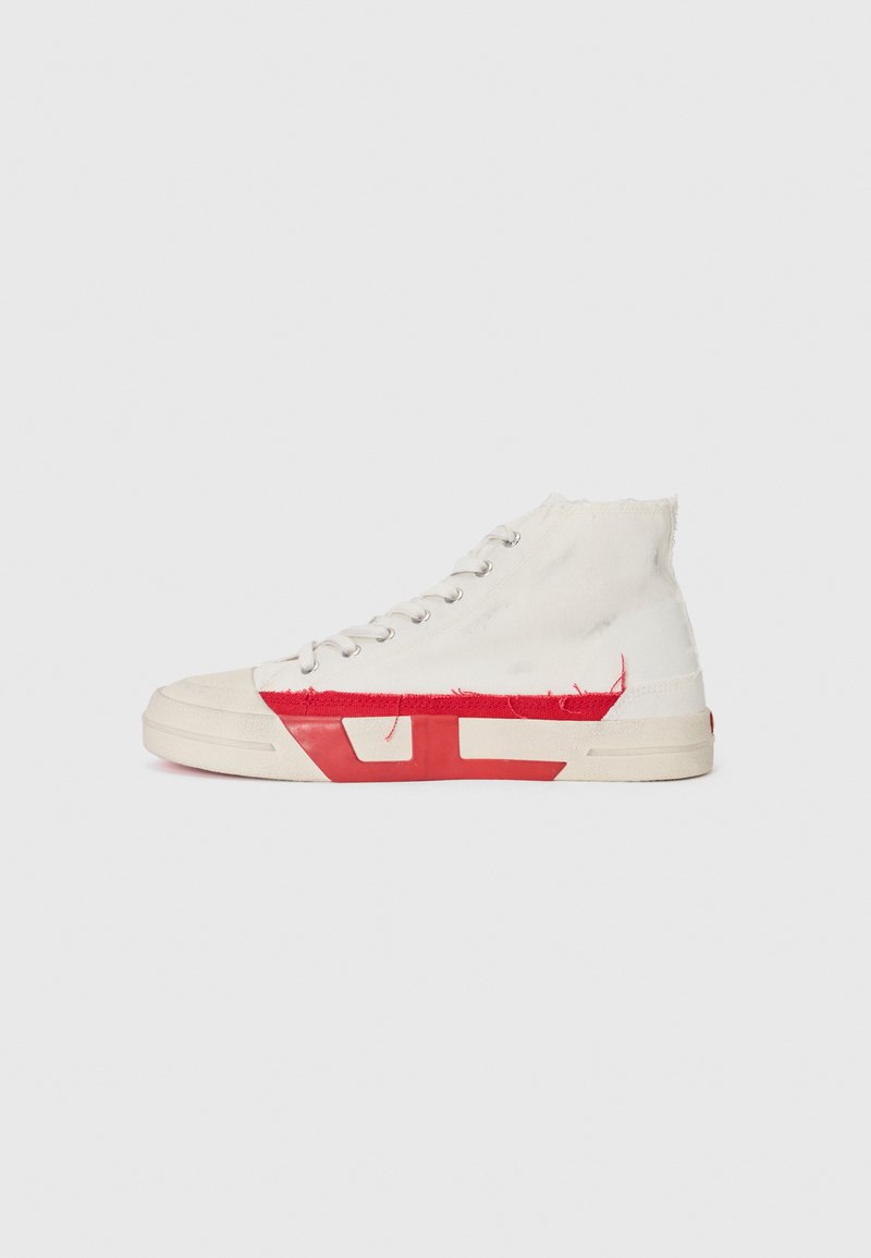 Hoch oben Sneakers mit einem weißen Canvas-Obermaterial, roten Gummiakzenten und einem fransigen Saumdetail, silbernen Ösen und einer strukturierten Sohle.