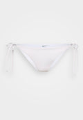 Weiße Bikinihose mit seitlichen Bindebändern, aus glattem Material gefertigt. Auf der Vorderseite des Bunds befindet sich ein kleines, dunkles Logo.