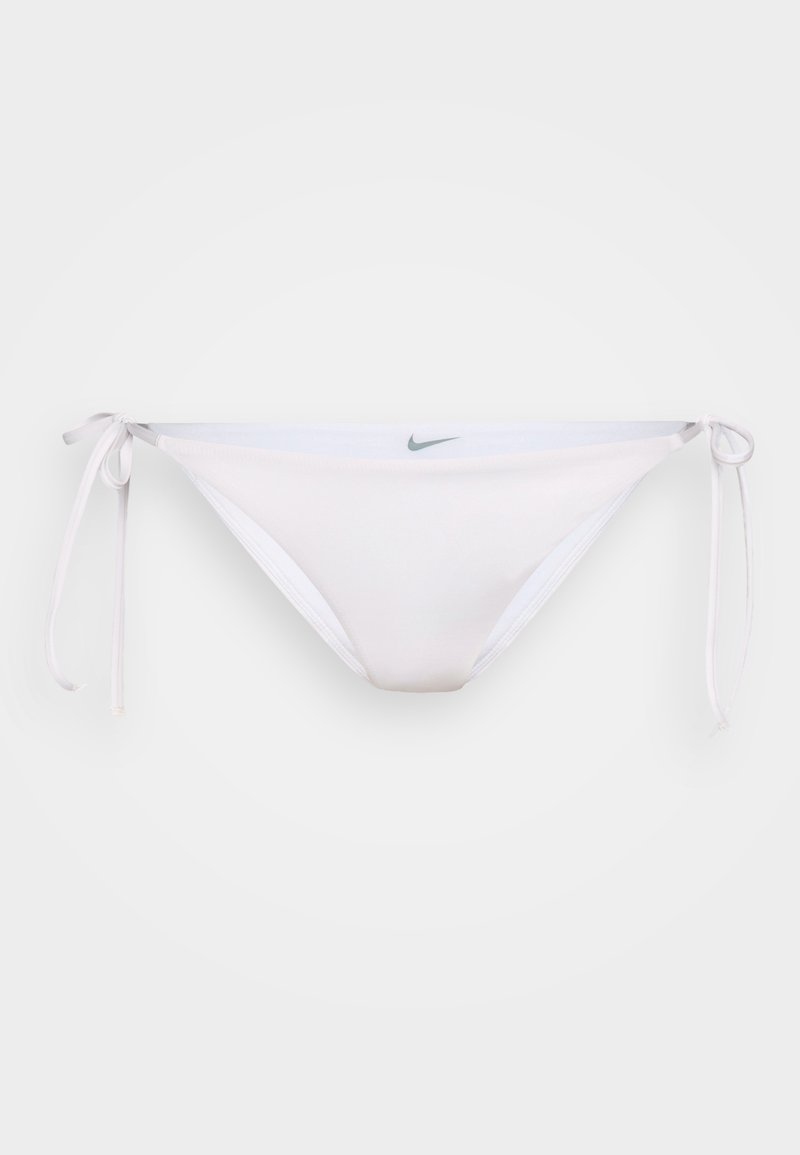 Weiße Bikinihose mit seitlichen Bindebändern, aus glattem Material gefertigt. Auf der Vorderseite des Bunds befindet sich ein kleines, dunkles Logo.