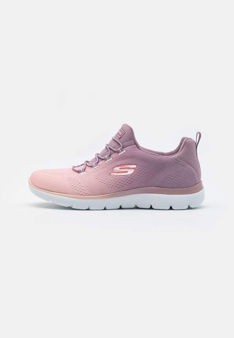 Helle rosa Sportschuhe mit strukturiertem Obermaterial, elastischen Schnürsenkeln und einer weißen Sohle, ausgestattet mit einem Seitenlogo und einer Ziehlasche hinten.