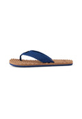 Braune Flip-Flop-Sandale mit strukturierter Sohle, breiten navyblauen Stoffriemen und Zehensteg, seitlich dargestellt vor weißem Hintergrund.