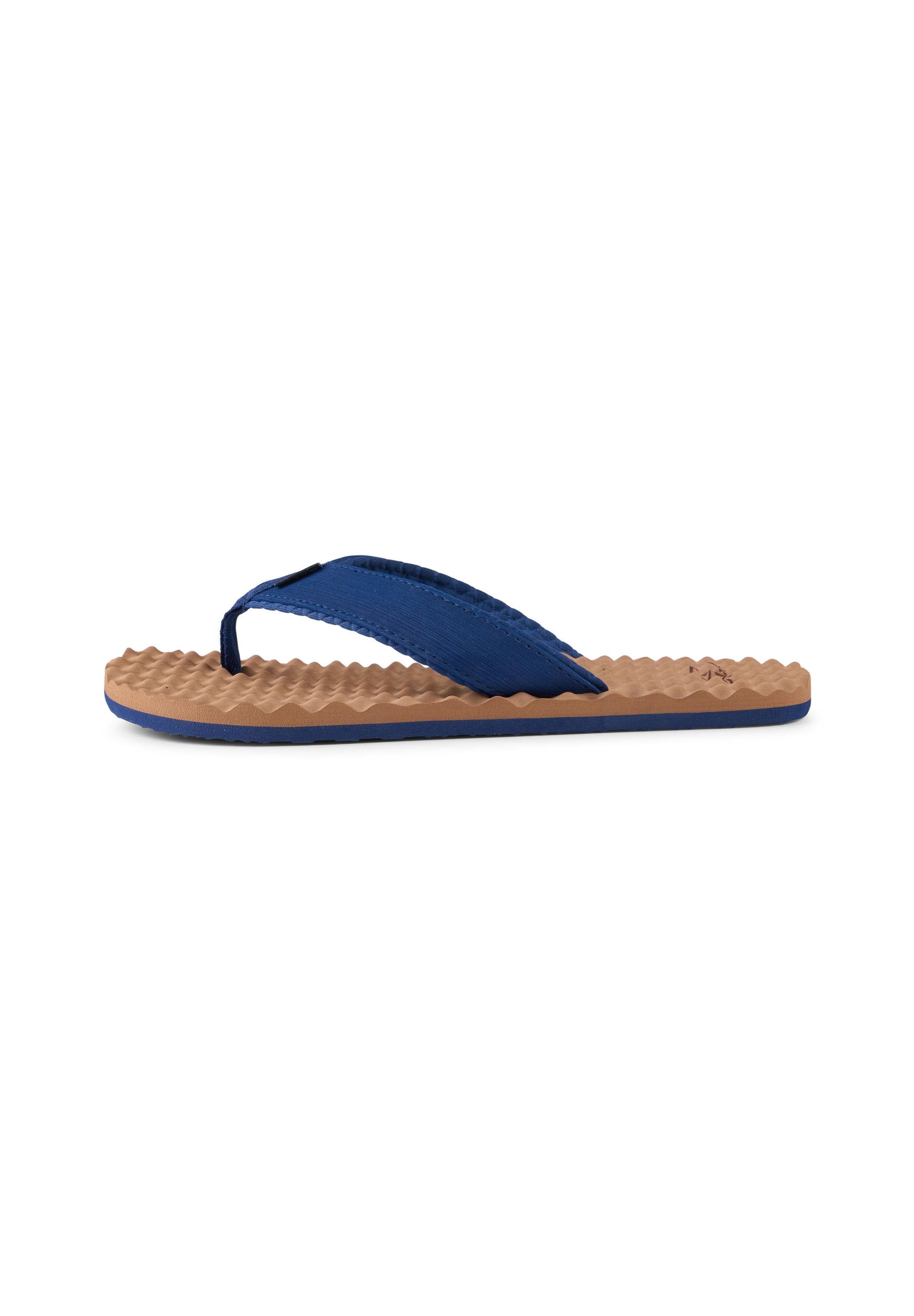 Braune Flip-Flop-Sandale mit strukturierter Sohle, breiten navyblauen Stoffriemen und Zehensteg, seitlich dargestellt vor weißem Hintergrund.