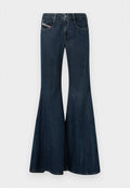 Dunkelblaue, ausgestellte Jeans aus Denim mit hoher Taille, fünf Taschen und Knopfverschluss. Verfügt über dezente Verwaschungen und Ziernähten.