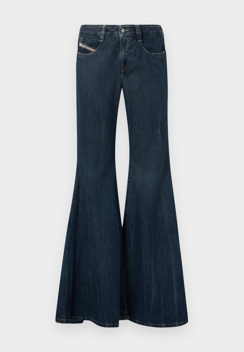 Dunkelblaue, ausgestellte Jeans aus Denim mit hoher Taille, fünf Taschen und Knopfverschluss. Verfügt über dezente Verwaschungen und Ziernähten.