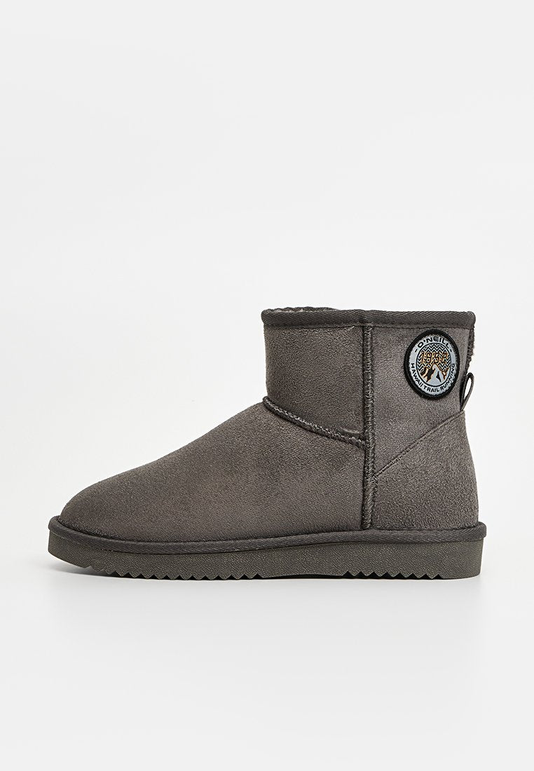 Grau Wildleder Stiefeletten mit runder Spitze, strukturiertem Obermaterial, gesteppten Details und einem runden Logopatch an der Außenseite. Flache, robuste Sohle.