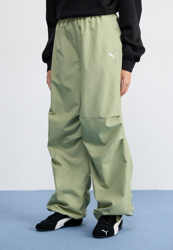 Puma WARDROBE ESS PARACHUTE WOVEN PANTS OP - Trousers - lux army
