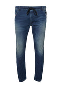 Dunkelblaue Jeans mit verwaschenem Finish, ausgestattet mit einem Taillenbund mit Kordelzug und einem Fünf-Taschen-Design. Aus Baumwolle mit glatter Textur gefertigt.