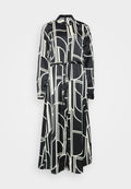 Schwarz-weißes Langarmkleid mit geometrischem Muster, Knopfverschluss und Bindegürtel in der Taille, aus glattem Stoff.