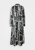 Schwarz-weißes Langarmkleid mit geometrischem Muster, Knopfverschluss und Bindegürtel in der Taille, aus glattem Stoff.