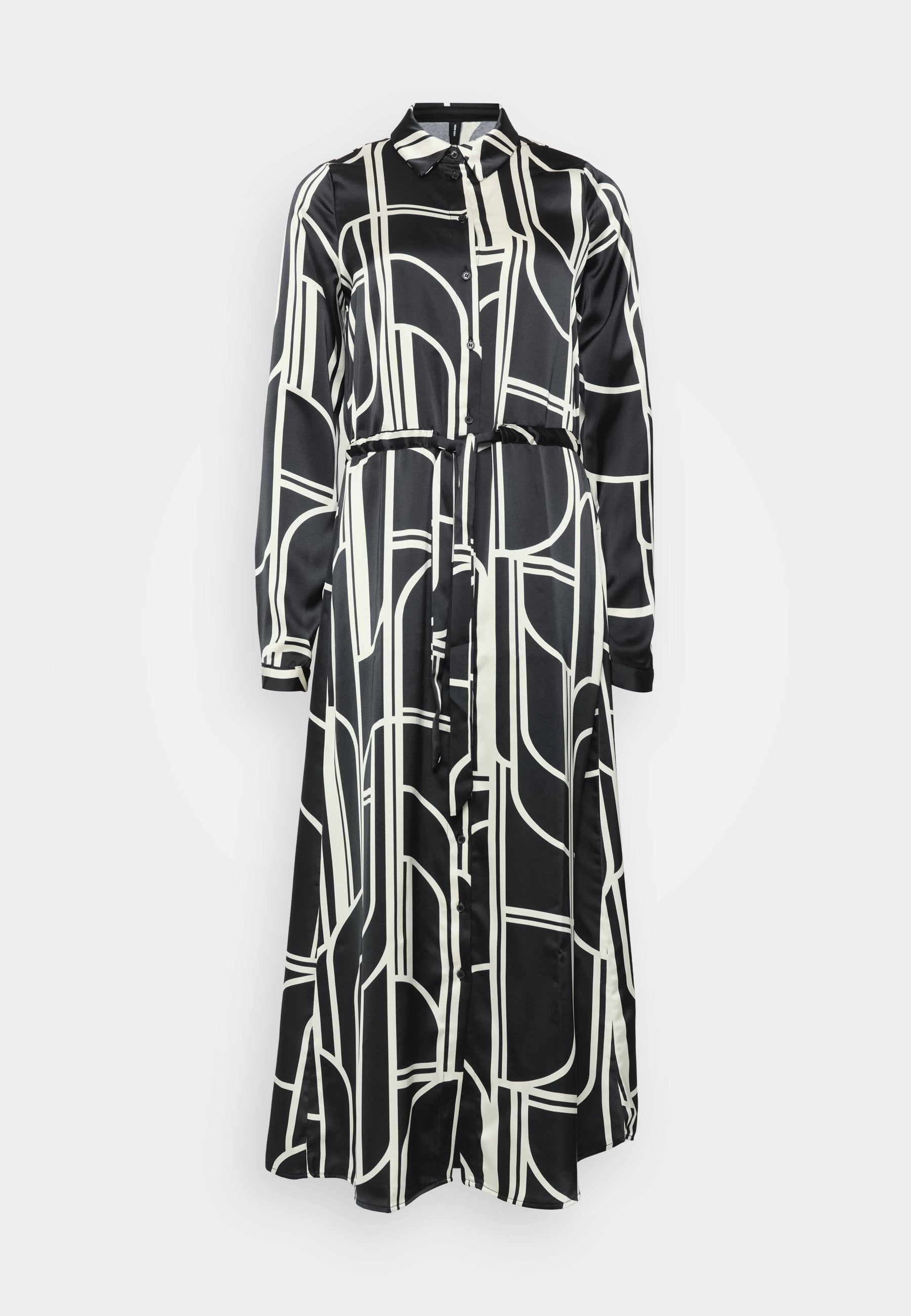 Schwarz-weißes Langarmkleid mit geometrischem Muster, Knopfverschluss und Bindegürtel in der Taille, aus glattem Stoff.