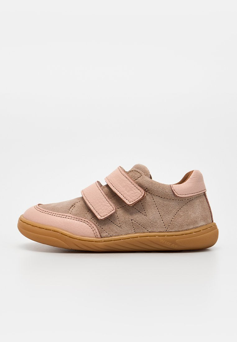 Beiger und rosa Wildledersneaker für Kinder mit zwei Klettverschlüssen und flexibler brauner Gummisohle, seitlich auf weißem Hintergrund gezeigt.