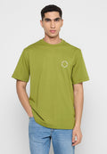 Olivgrünes Baumwoll-T-Shirt mit lockerer Passform, kurzen Ärmeln, Rundhalsausschnitt und rundem weißen Logodetail auf der linken Brust.