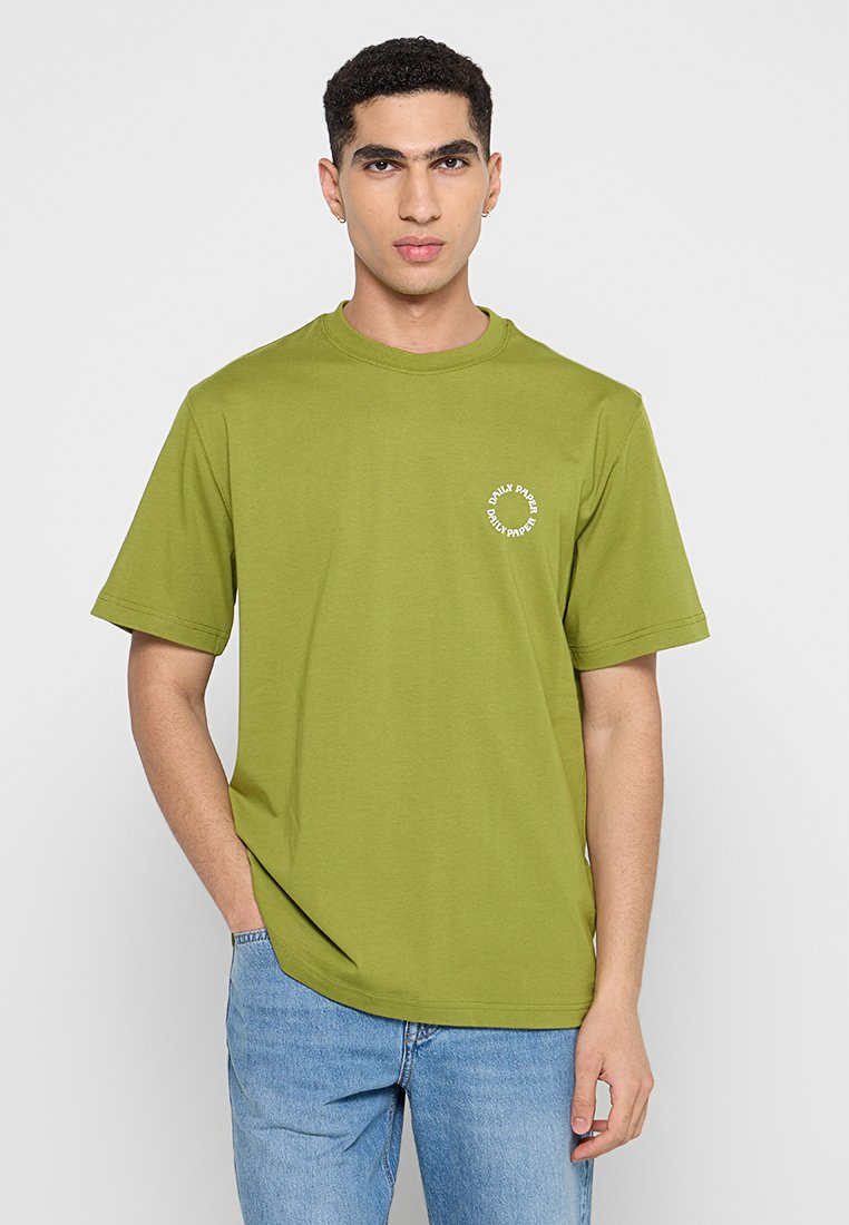 Olivgrünes Baumwoll-T-Shirt mit lockerer Passform, kurzen Ärmeln, Rundhalsausschnitt und rundem weißen Logodetail auf der linken Brust.