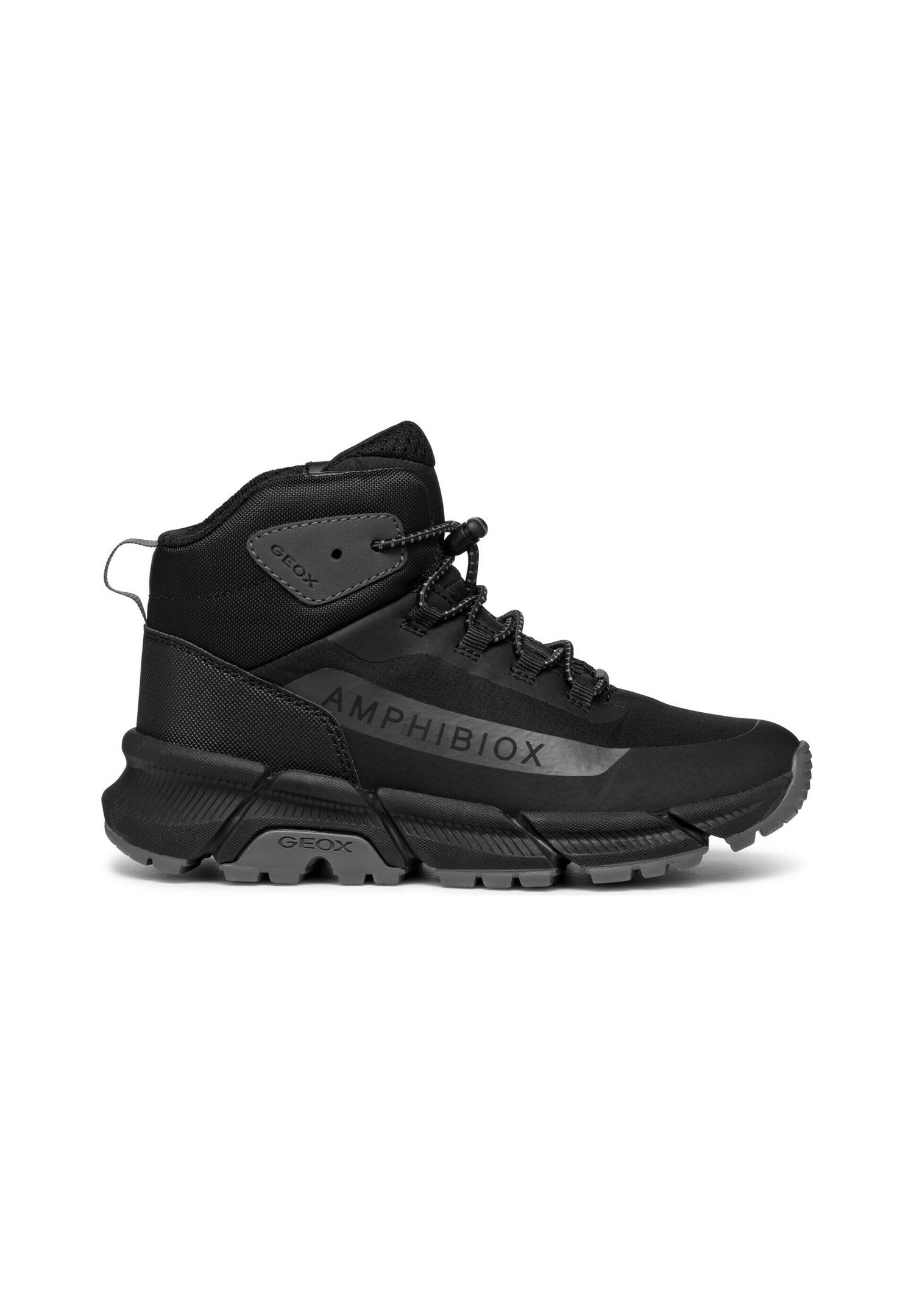 Schwarze mid-cut Wanderschuhe mit einer strukturierten Stoff-Oberfläche, Gummisohle und verstärktem Zehenbereich. "AMHIBIOX"-Branding an der Seite.