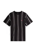 Schwarzes T-Shirt mit kurzen Ärmeln, vertikalen weißen Nadelstreifen und kleinem Tommy Jeans-Logo auf der linken Brust.