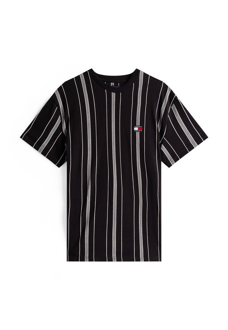 Schwarzes T-Shirt mit kurzen Ärmeln, vertikalen weißen Nadelstreifen und kleinem Tommy Jeans-Logo auf der linken Brust.