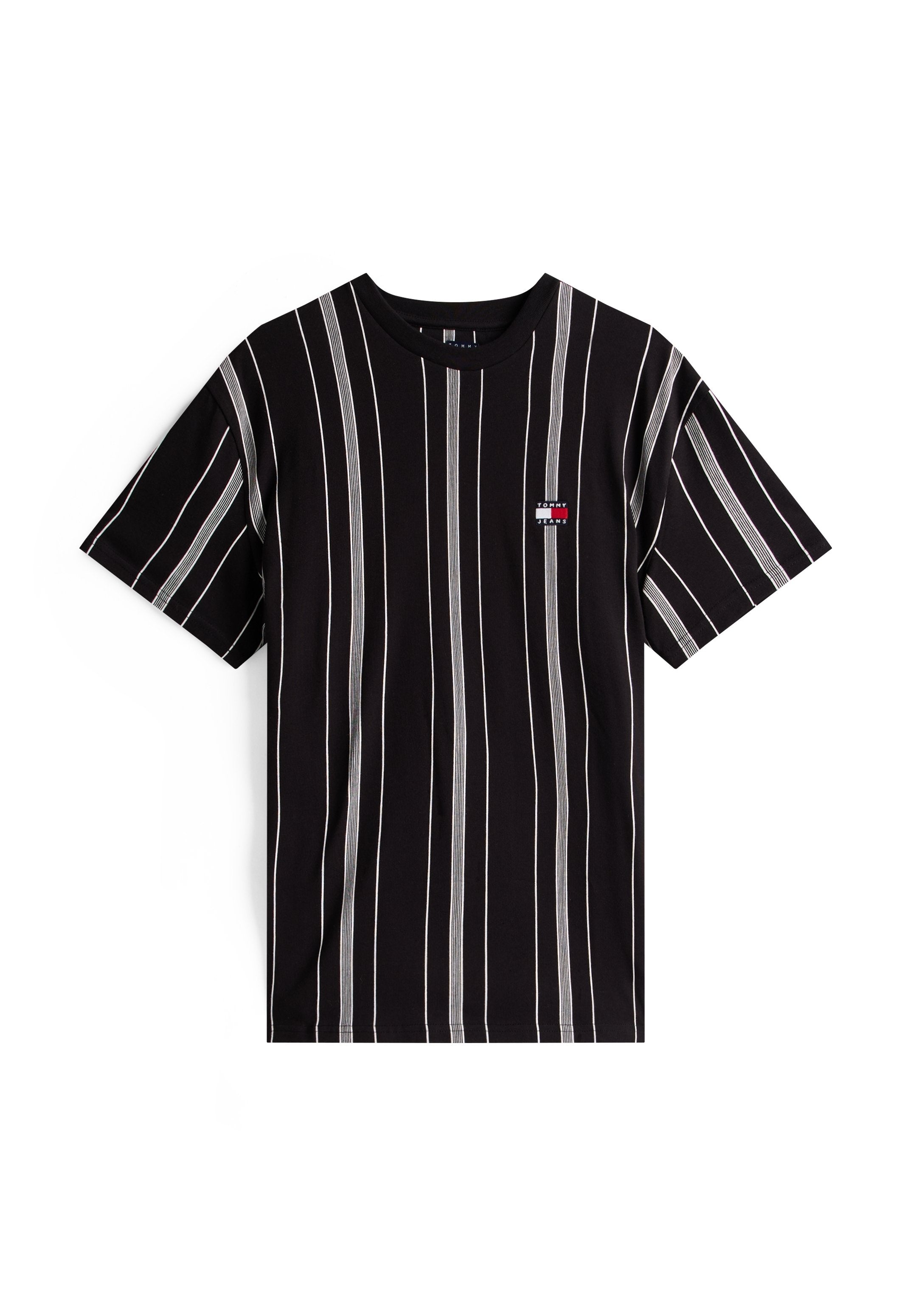 Schwarzes T-Shirt mit kurzen Ärmeln, vertikalen weißen Nadelstreifen und kleinem Tommy Jeans-Logo auf der linken Brust.