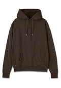 Brauner Baumwoll-Hoodie mit einer Fronttasche, Kordelzugkapuze und gerippten Abschlüssen an den Ärmeln und am Saum. Dezentes Logo in der Nähe des Halsausschnitts.