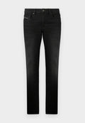 Schwarze Jeans aus Denim mit geradem Schnitt, ausgestattet mit vorderen Taschen und einem Metallknopfverschluss, glatter Textur und subtilen Stickdetails.
