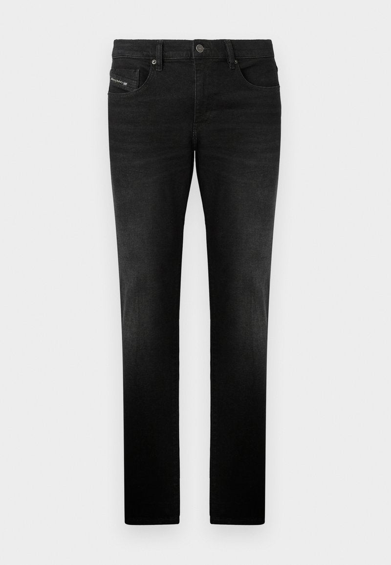 Schwarze Jeans aus Denim mit geradem Schnitt, ausgestattet mit vorderen Taschen und einem Metallknopfverschluss, glatter Textur und subtilen Stickdetails.