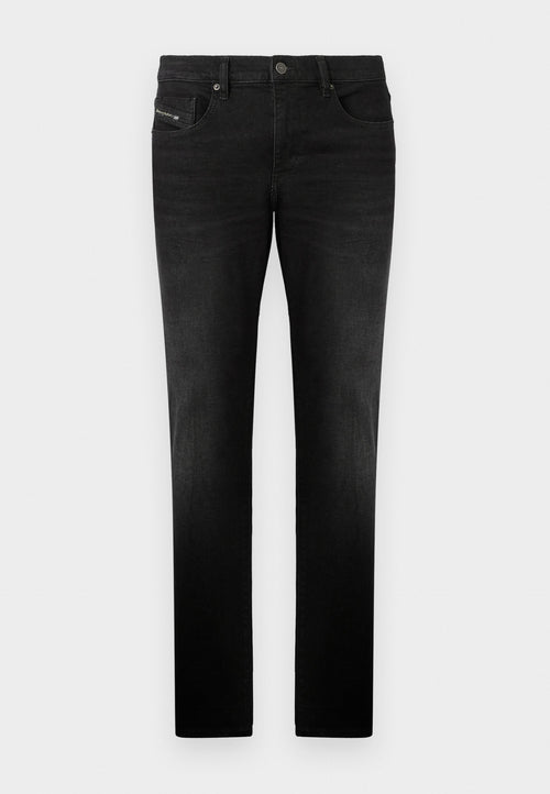 Schwarze Jeans aus Denim mit geradem Schnitt, ausgestattet mit vorderen Taschen und einem Metallknopfverschluss, glatter Textur und subtilen Stickdetails.