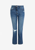 Blaue High-Waist-Jeans mit abgenutzten Patches am rechten Oberschenkel und linken Knie, klassisches Fünf-Taschen-Design und vorderem Knopfverschluss.