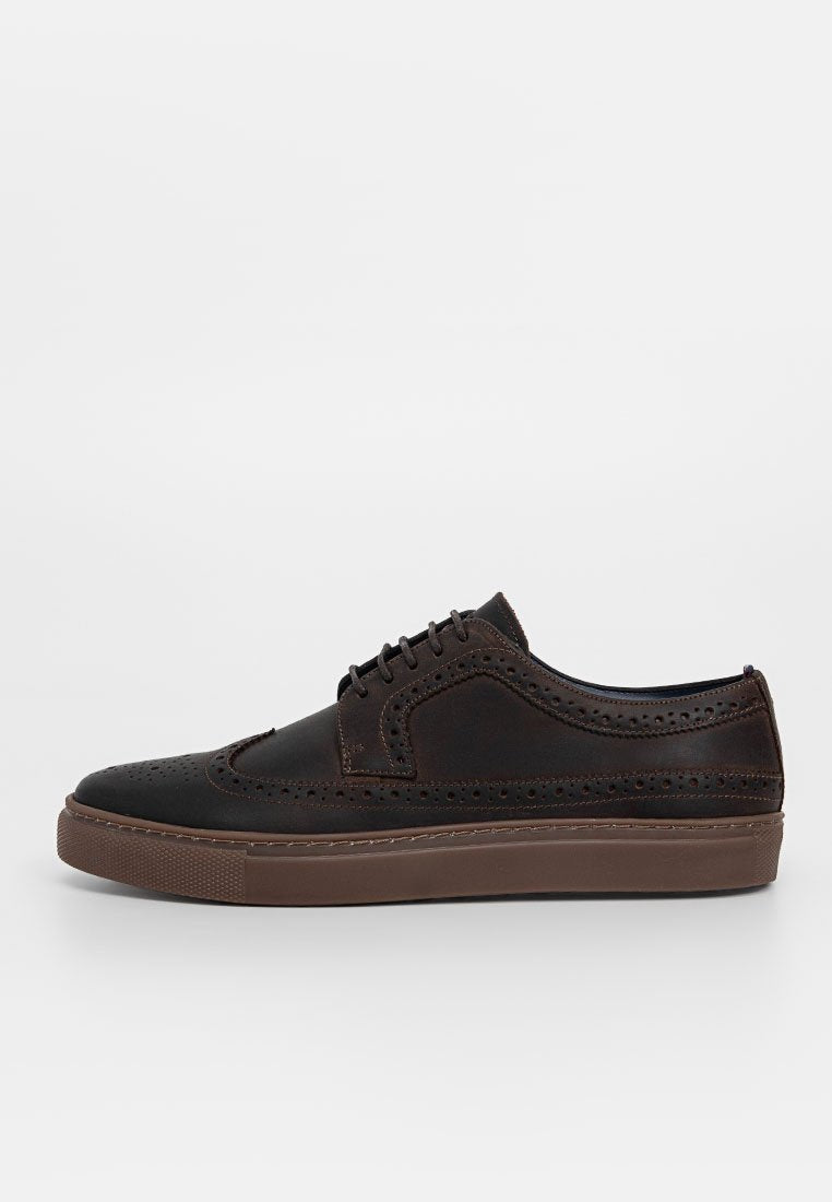 Braune Lederhalbschuh mit Broguedetails, runder Zehenform, Schnürdesign und strukturiertem braunem Gummisohle. Sauberer, minimalistische Stil.