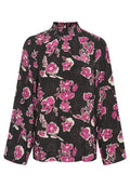 Schwarze Stoffbluse mit langen Ärmeln, die einen hochgerafften Kragen und ein florales Muster in Pink und Weiß aufweist.