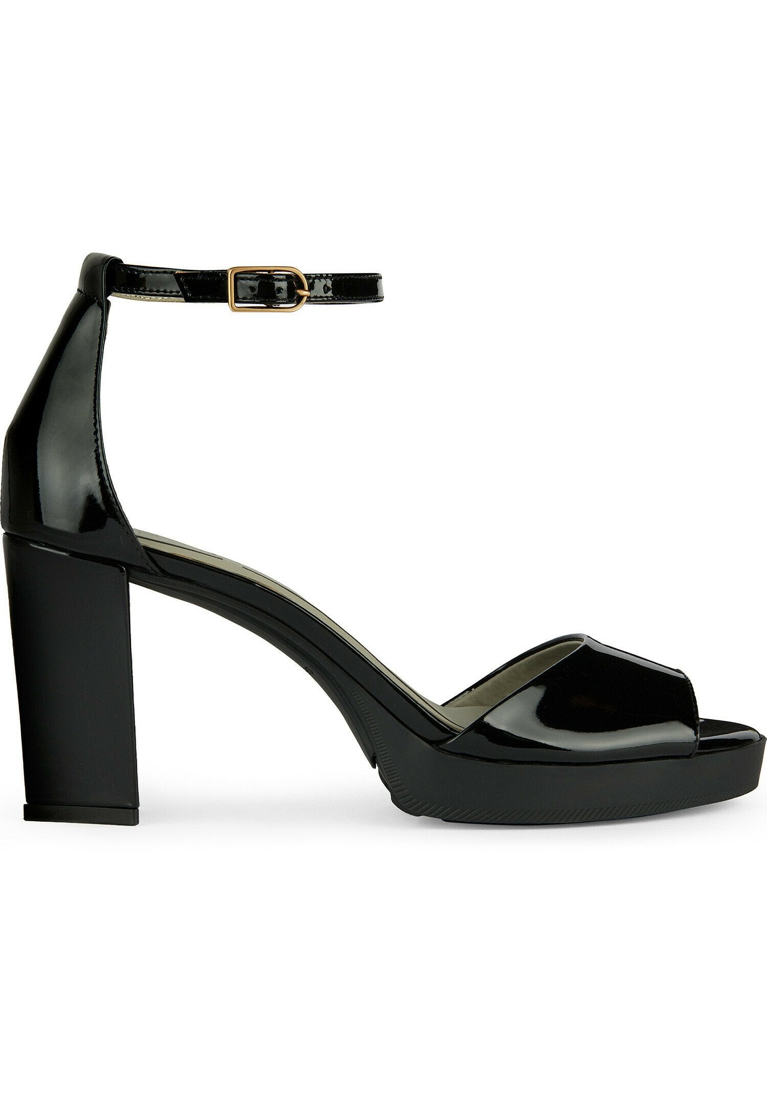 Schwarze Lackleder-High-Heel-Sandale mit Knöchelriemen, goldener Schnalle, offener Zehenpartie und Blockabsatz vor weißem Hintergrund.