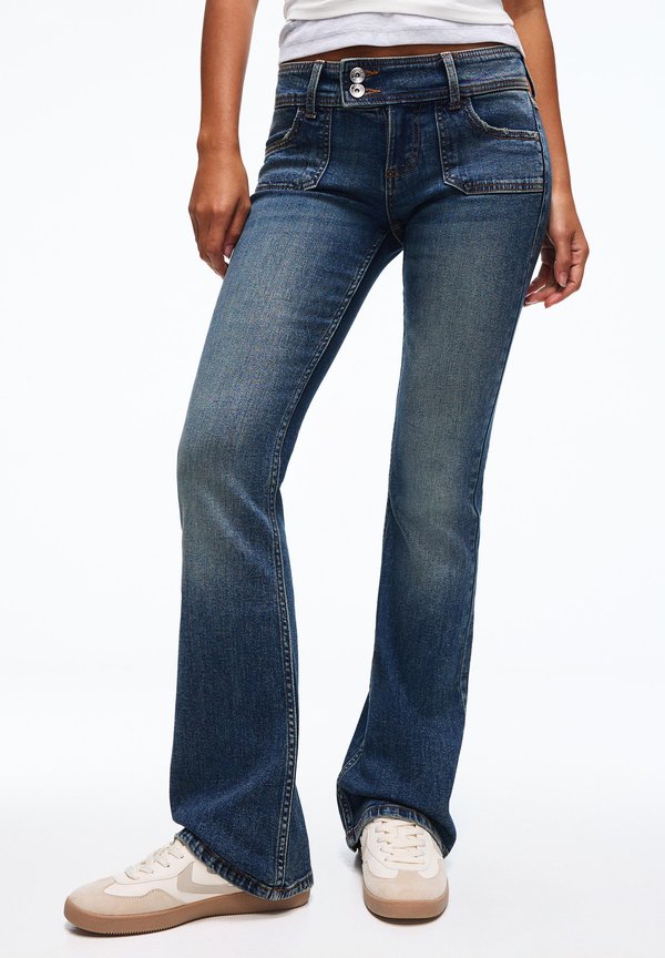 Bershka LOW-RISE - Bootcut jeans - blue denim