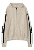 Beige gestrickter Hoodie mit Reißverschluss vorne, mit einem Rautenmuster, kontrastierenden schwarzen und weißen Ärmeln und einem Logodetail an der Seite.