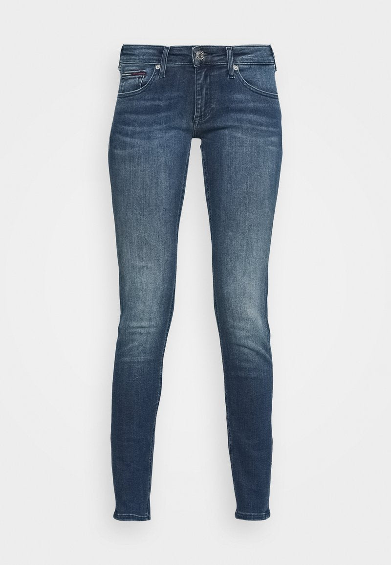 Dunkelblaue Skinny Jeans mit einem verwaschenen Finish, Fünf-Taschen-Design und Metallknopfverschluss. Stoff aus Baumwollmischung, glatte Textur.