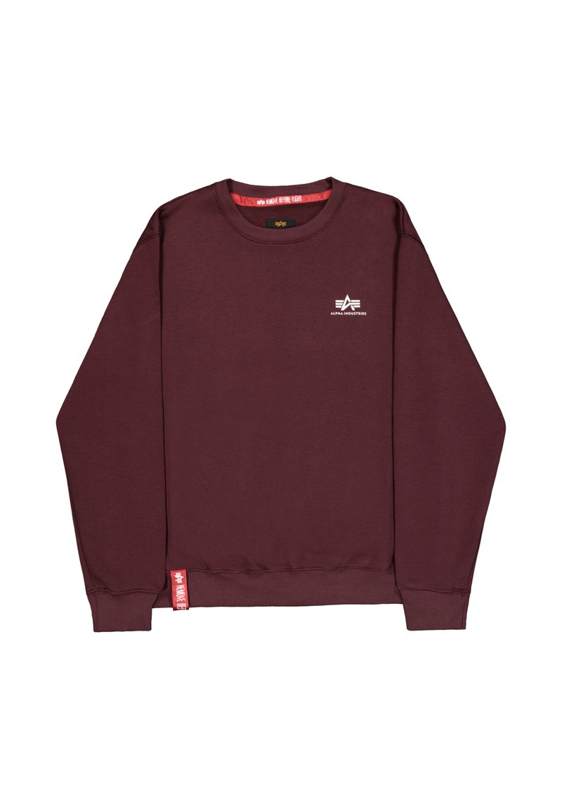 Dunkelrotes Sweatshirt mit Rundhalsausschnitt und langen Ärmeln, kleines weißes Alpha Industries-Logo auf der Brust und rotes Stoffetikett nahe dem unteren Saum.