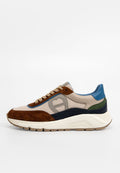 Beige Sneaker mit braunem Wildleder, navy und grünen Akzenten, blauer Ferseneinsatz, beigen Schnürsenkeln, Mesh-Gewebe und dicker weißer Sohle.