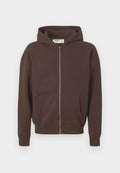 Braune Zip-Hoodie aus weichem Stoff. Sie hat eine Kängurutasche, gerippte Bündchen und eine Kapuze mit Kordelzug für eine verstellbare Passform.
