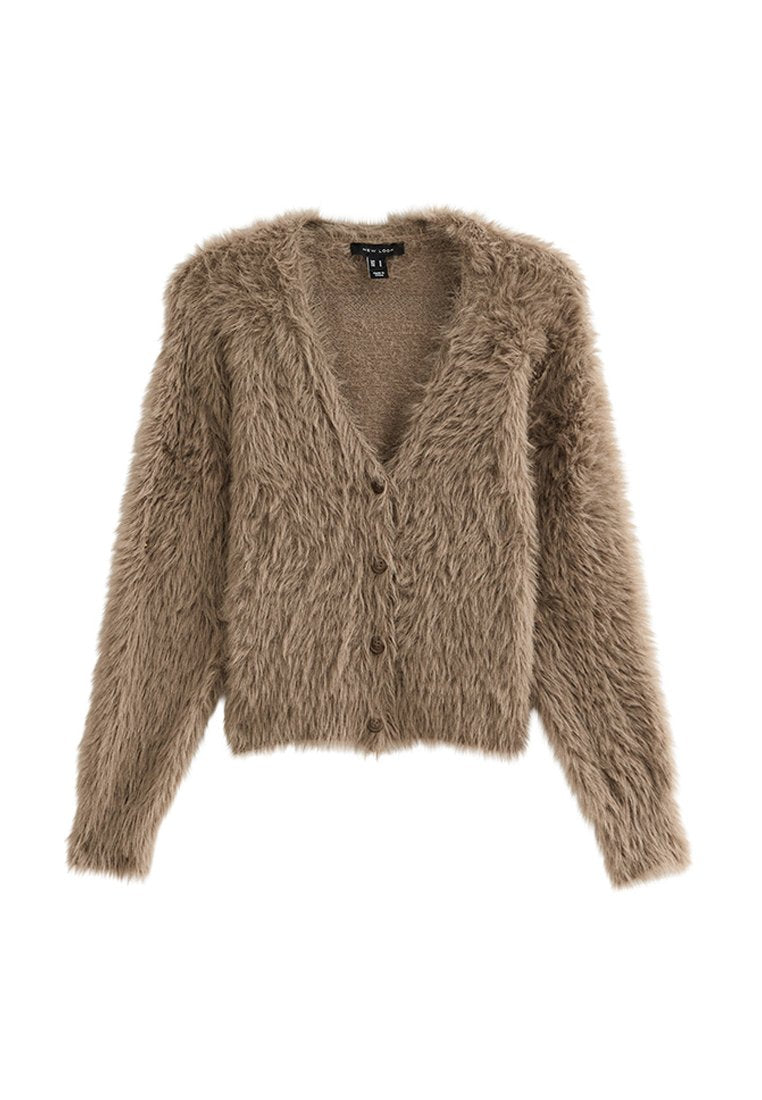 Brauner, flauschiger Cardigan mit V-Ausschnitt, langen Ärmeln und vier vorderen Knöpfen auf weißem Hintergrund.