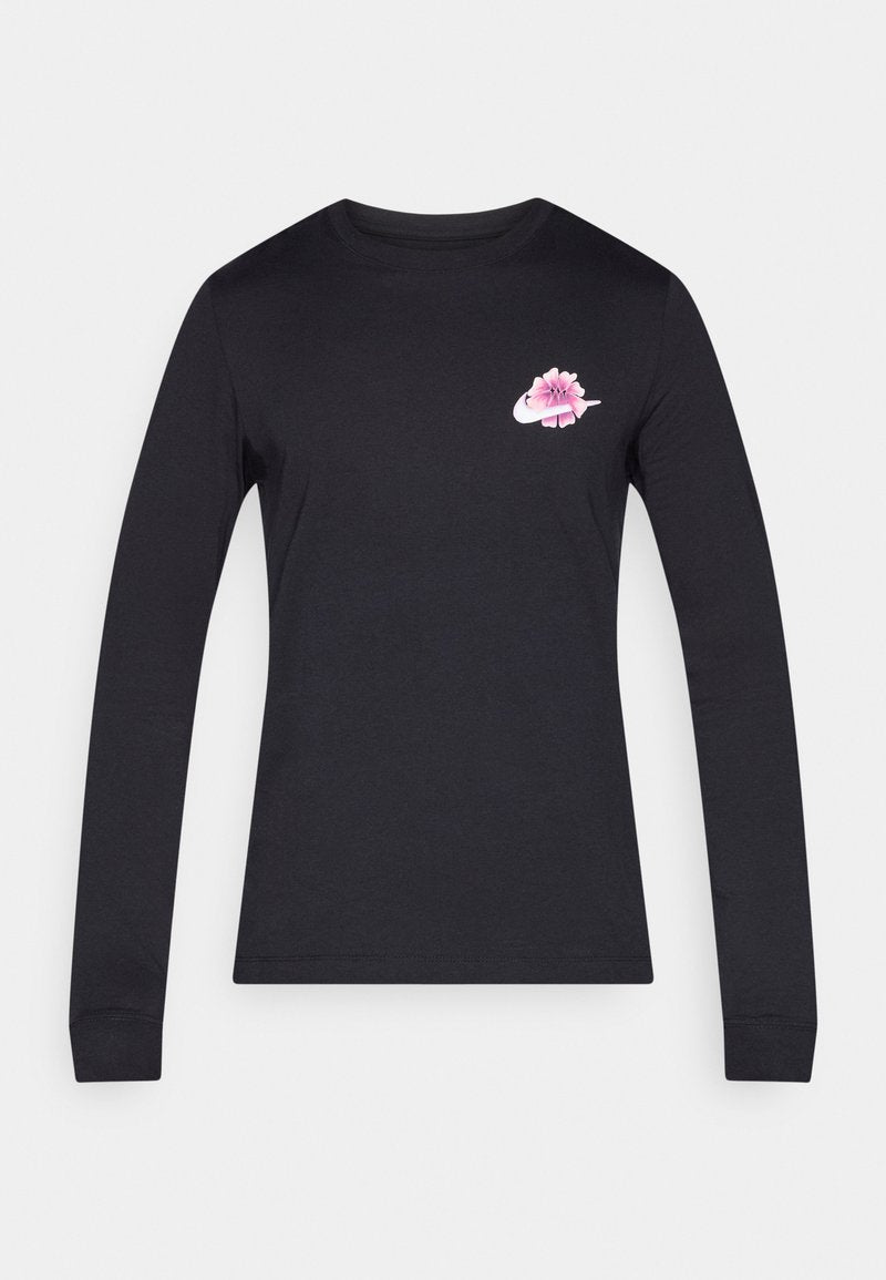 Schwarzes Langarm-T-Shirt aus Baumwolle, mit einem pinken Blumenmotiv und einem weißen Logo auf der linken Brust. Einfaches und figurbetontes Design.