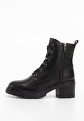 Schwarze Leder-Ankle-Boots mit Schnürung vorne, seitlichem Reißverschluss, Blockabsatz und strukturierter Gummisohle. Glatte Oberfläche mit minimalen Akzenten.