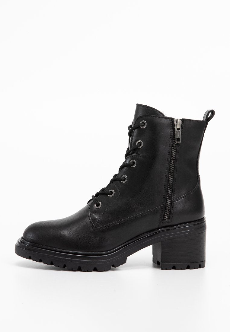 Schwarze Leder-Ankle-Boots mit Schnürung vorne, seitlichem Reißverschluss, Blockabsatz und strukturierter Gummisohle. Glatte Oberfläche mit minimalen Akzenten.