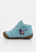 Hellblauer Kleinkindschuh mit brauner Sohle und Zehenkappe, mit Schnürsenkeln und einem aufgenähten lila Katzenpatch mit blauem Halsband und weißem Herz.