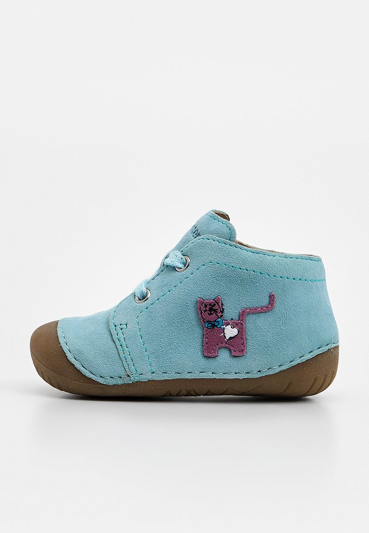 Hellblauer Kleinkindschuh mit brauner Sohle und Zehenkappe, mit Schnürsenkeln und einem aufgenähten lila Katzenpatch mit blauem Halsband und weißem Herz.
