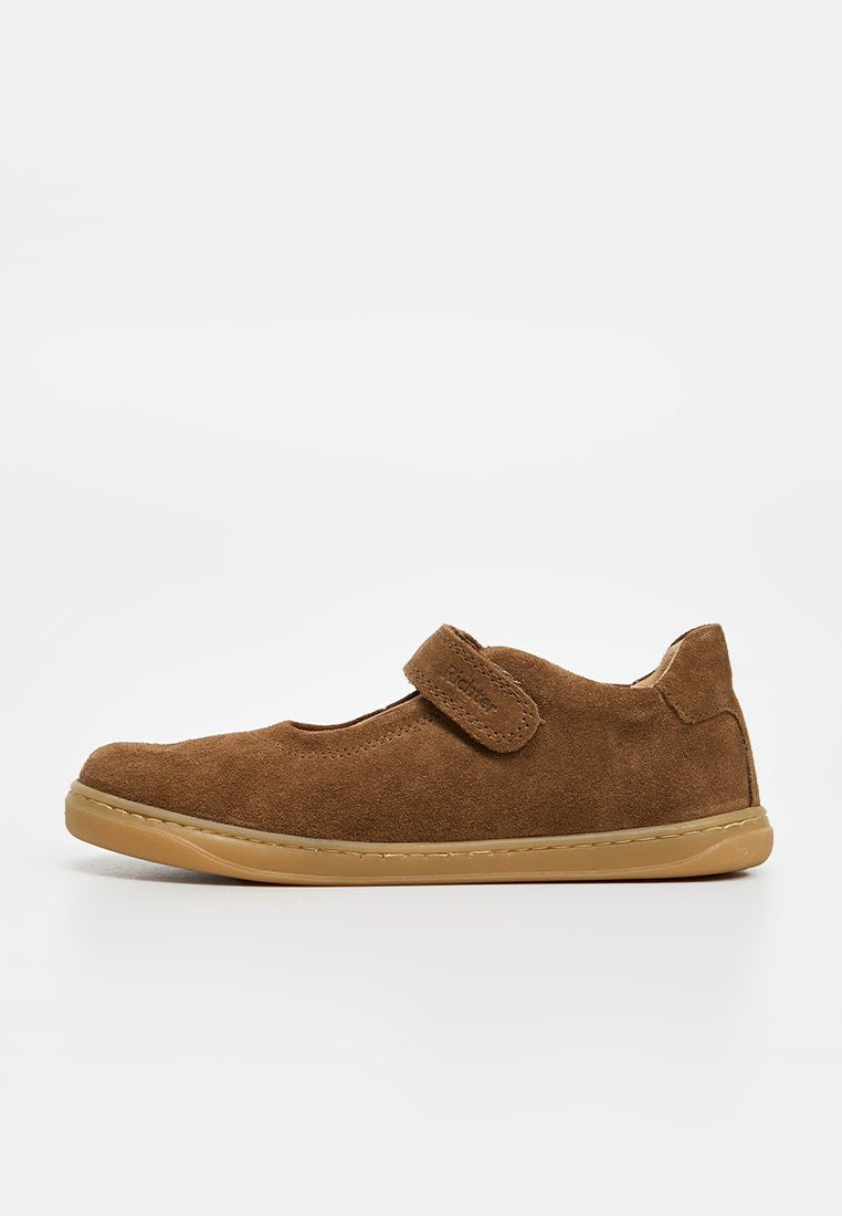 Brauner Wildleder Mary Jane-Schuh mit verstellbarem Klettverschluss und hellbrauner Gummisohle, Seitenansicht auf weißem Hintergrund.